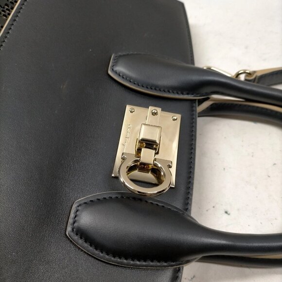 Ferragamo Studio Black Leather Hand Bag mon1000-101425 - Picture 6 of 16